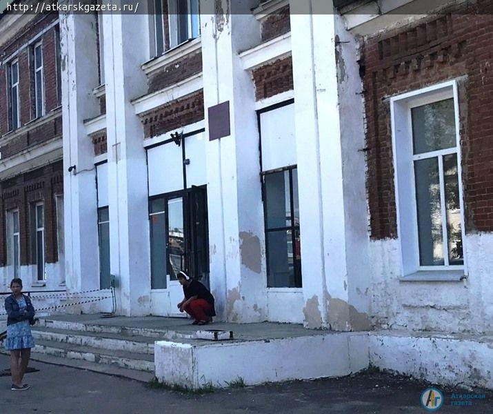 Глава района спросил с руководителей за бурьян у крыльца и разбитые вывески (ФОТО)