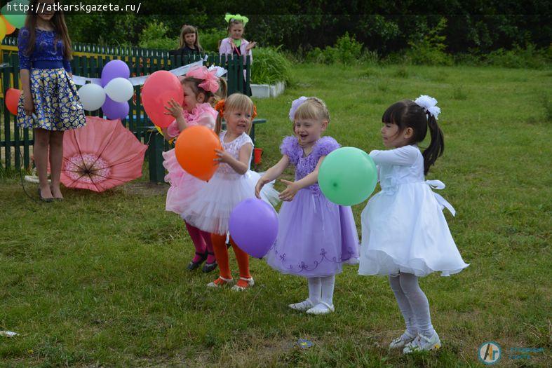 Глава района Виктор ЕЛИН и 4-летняя Ника ИЛЯСОВА открыли детскую площадку в Тургенево (ФОТО)