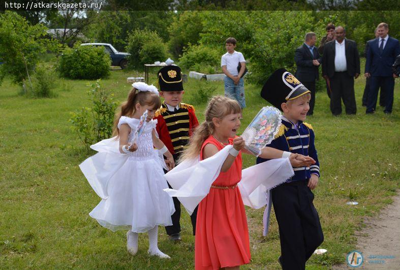 Глава района Виктор ЕЛИН и 4-летняя Ника ИЛЯСОВА открыли детскую площадку в Тургенево (ФОТО)