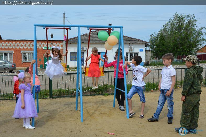 Глава района Виктор ЕЛИН и 4-летняя Ника ИЛЯСОВА открыли детскую площадку в Тургенево (ФОТО)