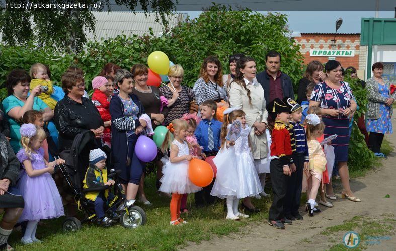 Глава района Виктор ЕЛИН и 4-летняя Ника ИЛЯСОВА открыли детскую площадку в Тургенево (ФОТО)