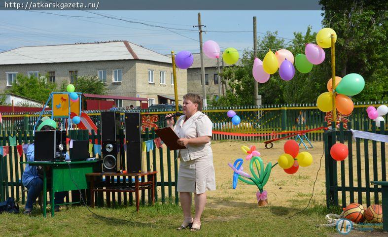 Глава района Виктор ЕЛИН и 4-летняя Ника ИЛЯСОВА открыли детскую площадку в Тургенево (ФОТО)
