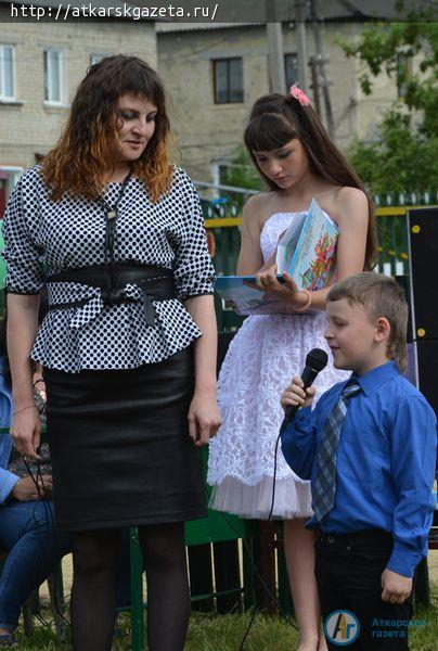 Глава района Виктор ЕЛИН и 4-летняя Ника ИЛЯСОВА открыли детскую площадку в Тургенево (ФОТО)