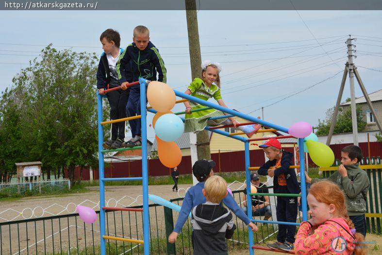 Глава района Виктор ЕЛИН и 4-летняя Ника ИЛЯСОВА открыли детскую площадку в Тургенево (ФОТО)