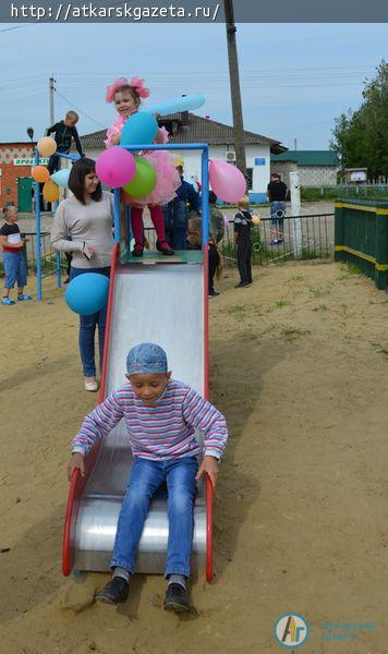 Глава района Виктор ЕЛИН и 4-летняя Ника ИЛЯСОВА открыли детскую площадку в Тургенево (ФОТО)
