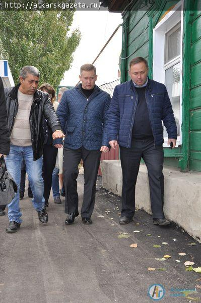 Глава района возмутился результатом работ по благоустройству тротуара на улице Чапаева
