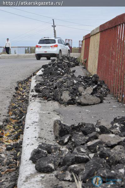 Глава района возмутился результатом работ по благоустройству тротуара на улице Чапаева