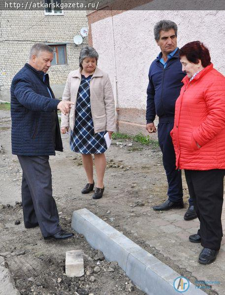 Глава района возмутился результатом работ по благоустройству тротуара на улице Чапаева
