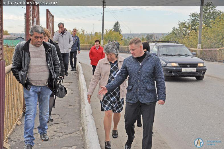 Глава района возмутился результатом работ по благоустройству тротуара на улице Чапаева