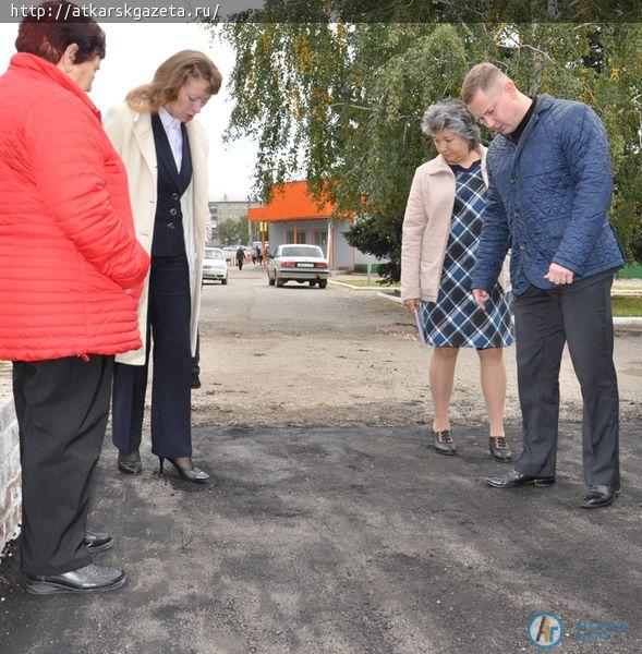 Глава района возмутился результатом работ по благоустройству тротуара на улице Чапаева