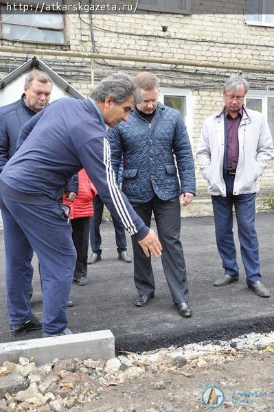 Глава района возмутился результатом работ по благоустройству тротуара на улице Чапаева