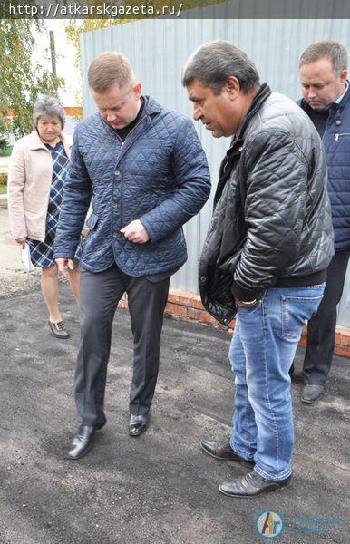 Глава района возмутился результатом работ по благоустройству тротуара на улице Чапаева