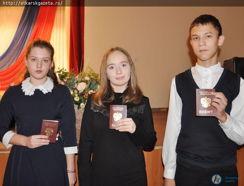 Глава района вручил юным аткарчанам паспорта гражданина России (ФОТО)