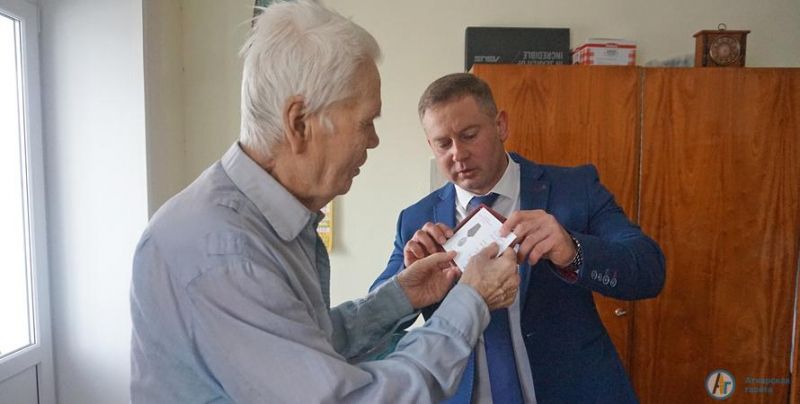 Глава района вручил медаль Ветерану Вооруженных сил