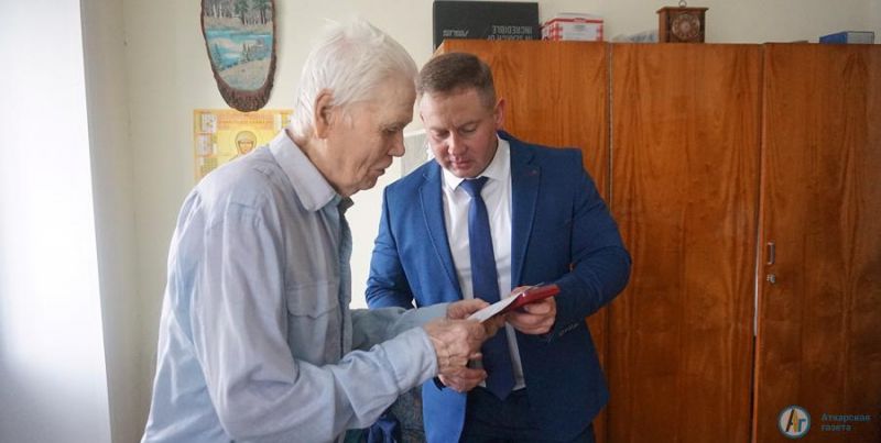 Глава района вручил медаль Ветерану Вооруженных сил