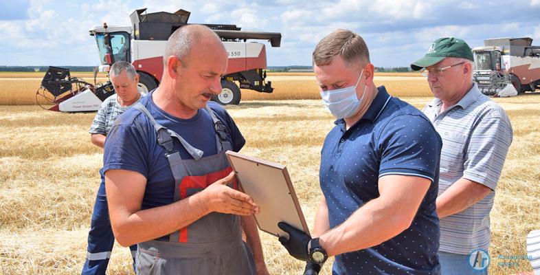 Глава района вручил награды труженикам полей 