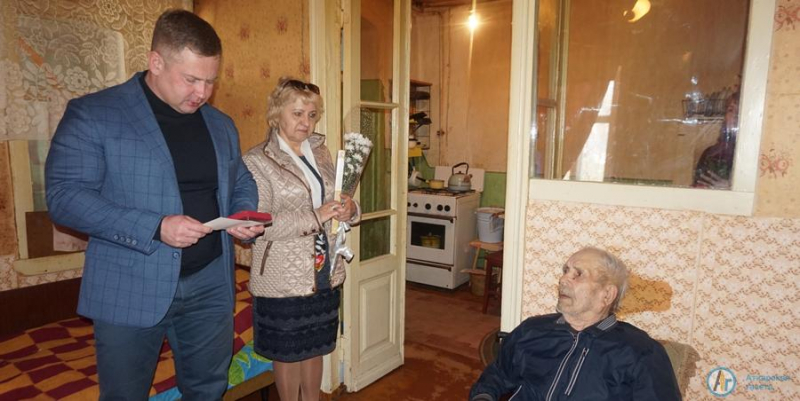 Глава района вручил памятную медаль санитарке передвижного госпиталя
