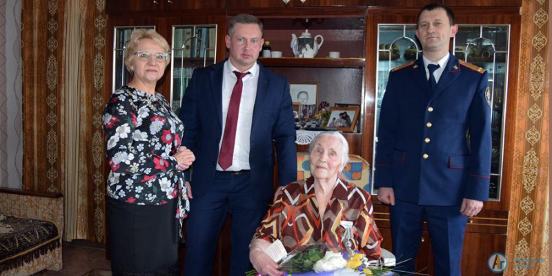 Глава района вручил памятную медаль женщине-шоферу