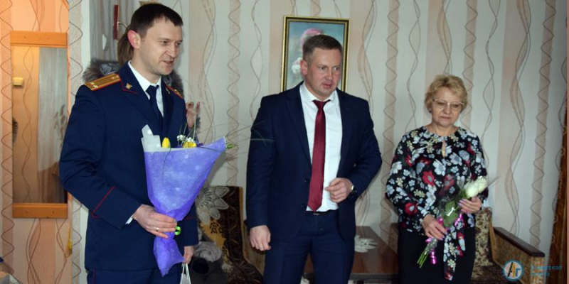 Глава района вручил памятную медаль женщине-шоферу