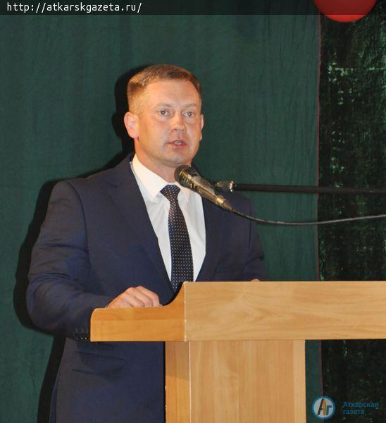 Глава района вручил паспорта новым гражданам России