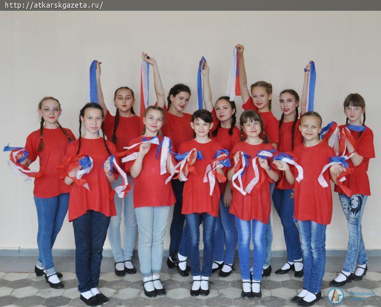Глава района вручил паспорта новым гражданам России