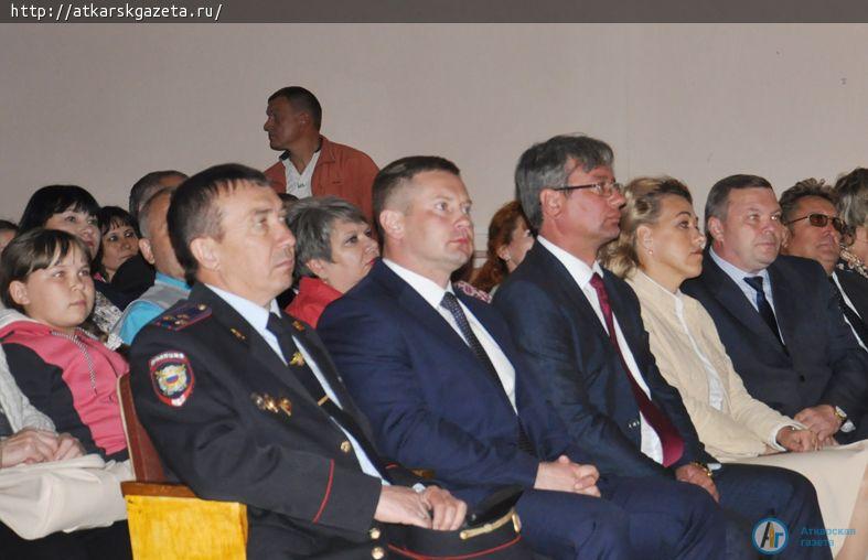 Глава района вручил паспорта новым гражданам России