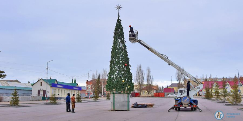 Главная елка Аткарска примерила новогодний наряд