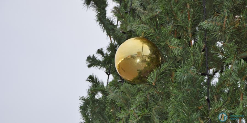 Главная елка Аткарска примерила новогодний наряд