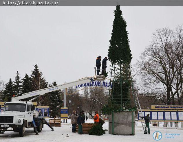 Главную улицу Аткарска украсили тающие снежинки и светодиодные олени