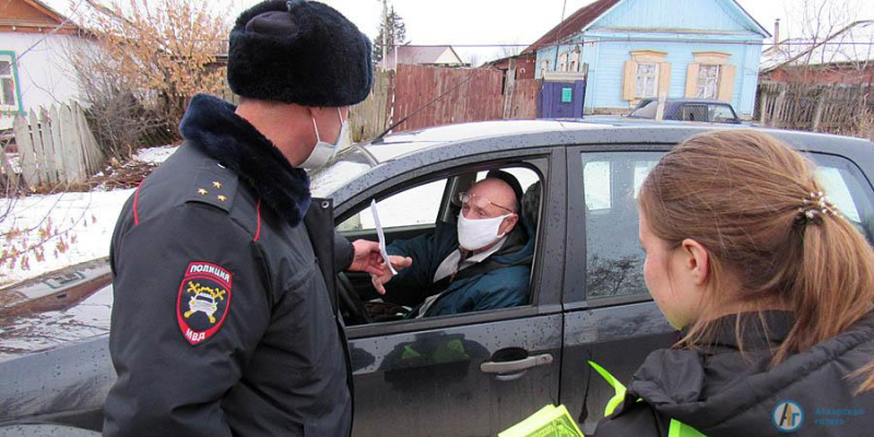 Главный автоинспектор района учил детей быть примерными пассажирами