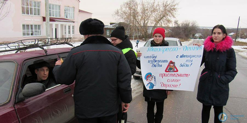 Главный автоинспектор района учил детей быть примерными пассажирами