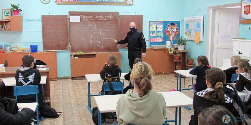 Главный автоинспектор района учил детей быть примерными пассажирами