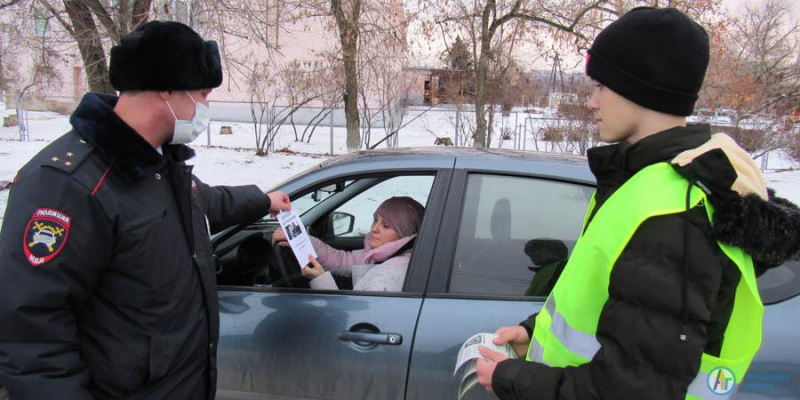 Главный автоинспектор района учил детей быть примерными пассажирами