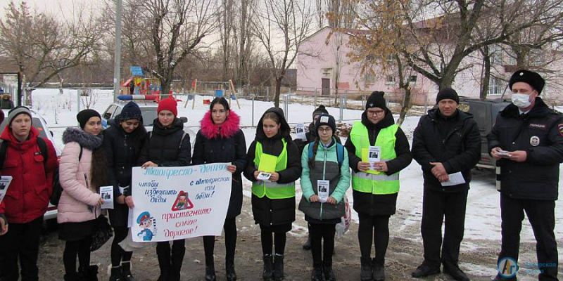 Главный автоинспектор района учил детей быть примерными пассажирами