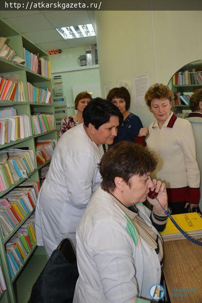 Главврач помогла общественникам освоить электронную запись на прием к врачу (ФОТО)