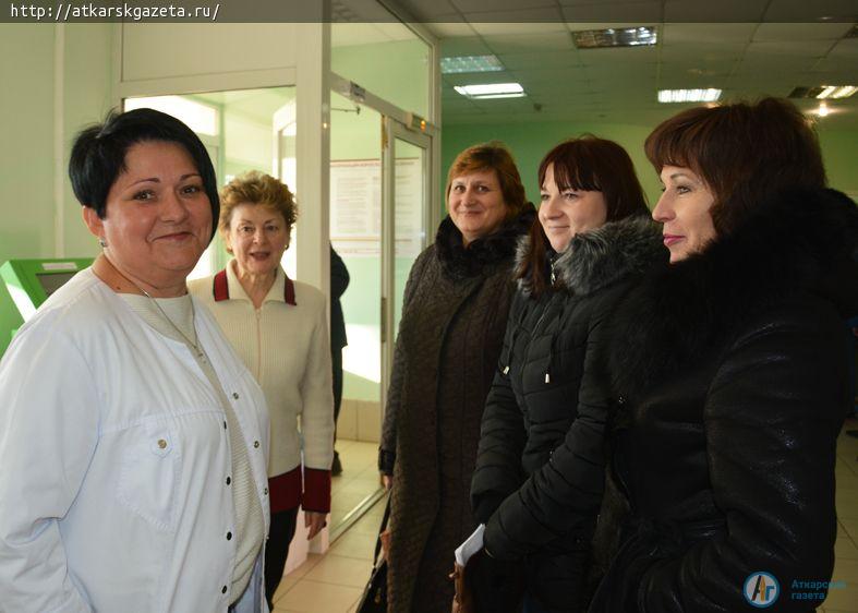 Главврач помогла общественникам освоить электронную запись на прием к врачу (ФОТО)