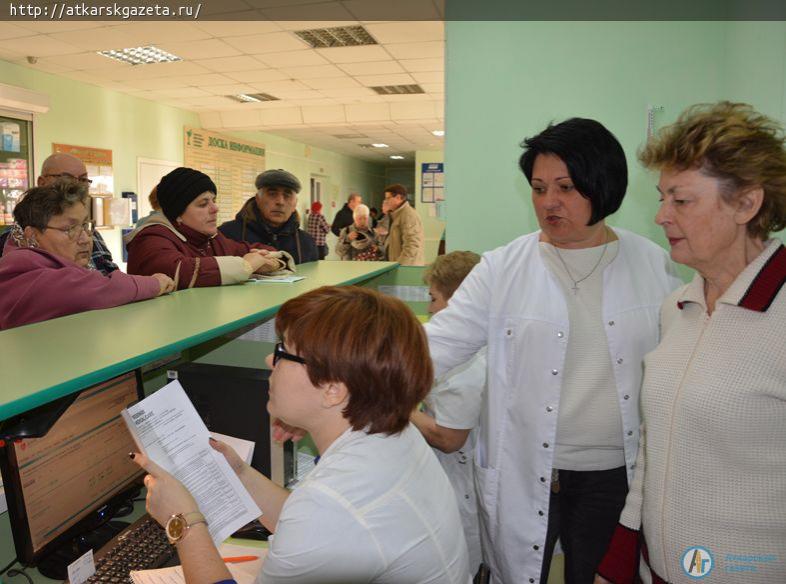 Главврач помогла общественникам освоить электронную запись на прием к врачу (ФОТО)