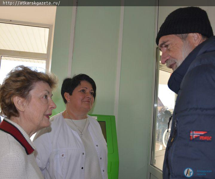 Главврач помогла общественникам освоить электронную запись на прием к врачу (ФОТО)