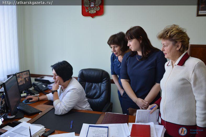 Главврач помогла общественникам освоить электронную запись на прием к врачу (ФОТО)