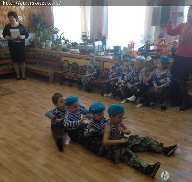 Голубые береты десантников примерили мальчишки детсада «Яблочко»