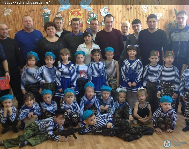 Голубые береты десантников примерили мальчишки детсада «Яблочко»