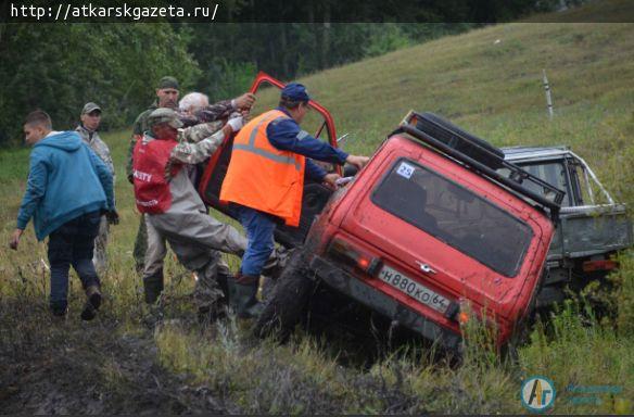 Гонки внедорожников "Аткарский бурелом" приурочили к фестивалю "Аткарские розы"