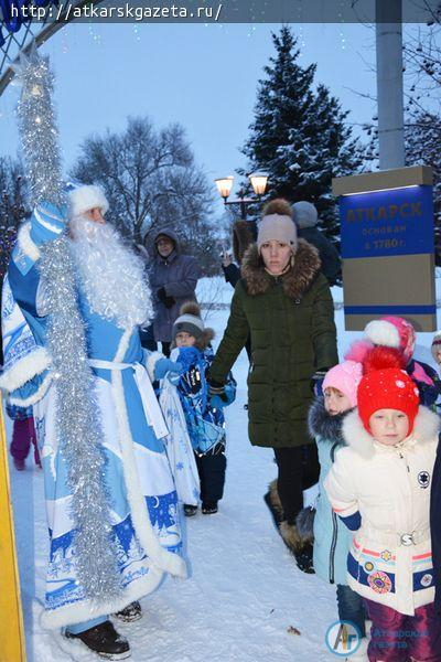 Городская елка объединила в хороводе детей и родителей (ФОТОРЕПОРТАЖ)