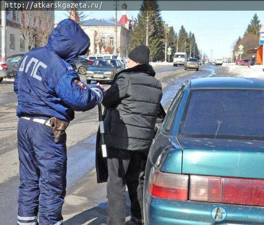 Госавтоинспекторы проверяют читаемость номеров и соблюдение правил перевозки детей