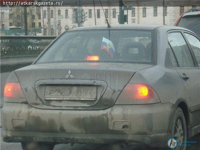 Госавтоинспекторы проверяют цвет фар и читаемость номеров на автомобиле