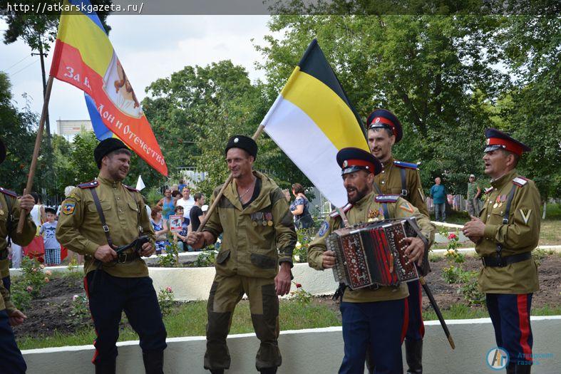 Гостей фестиваля роз удивили бумажным шоу и конными прогулками