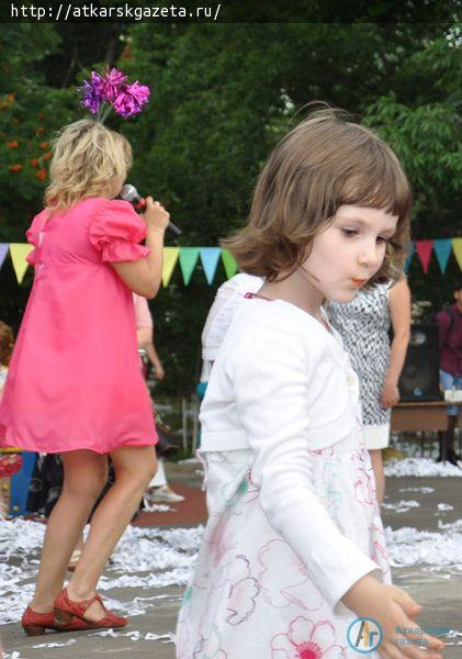 Гостей фестиваля роз удивили бумажным шоу и конными прогулками