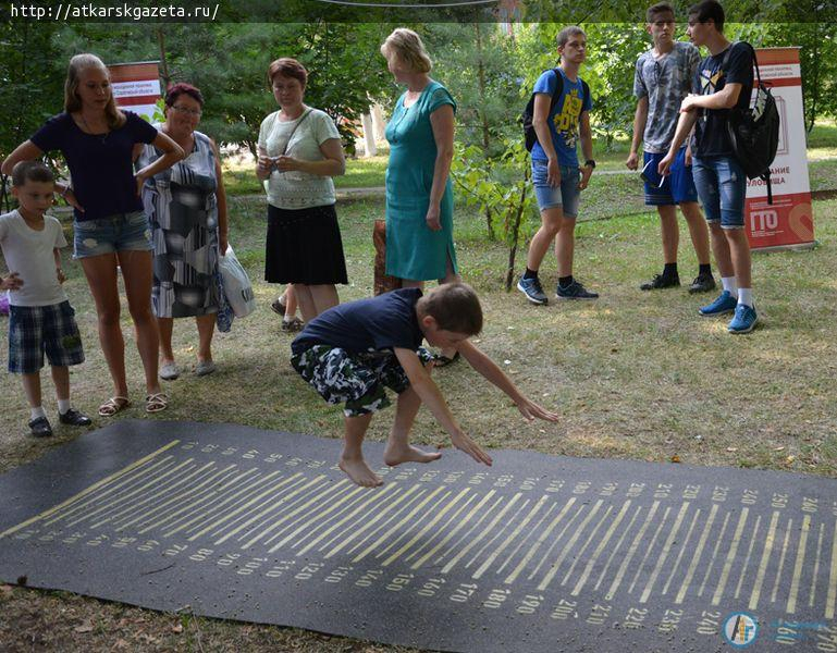 Гостей фестиваля роз удивили бумажным шоу и конными прогулками