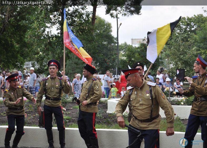 Гостей фестиваля роз удивили бумажным шоу и конными прогулками