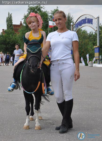 Гостей фестиваля роз удивили бумажным шоу и конными прогулками